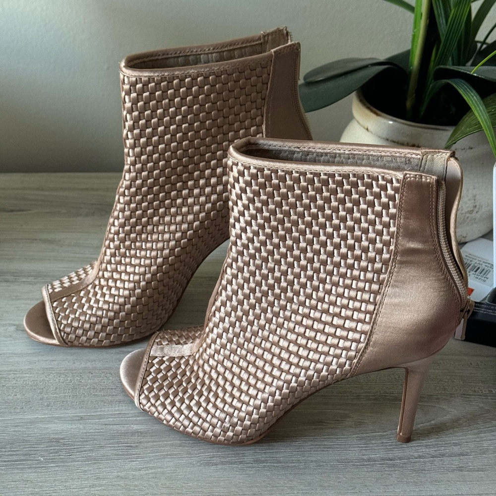 Beautiful Nine West faux leather weaved peep toe heels.